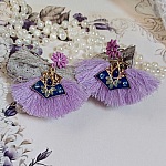 BO Lilas montées avec des pompons, pinces demi-lune, breloques émaillées et puces métal